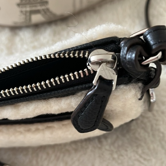 Beautiful Coach Crossbody - Picture 8 of 10